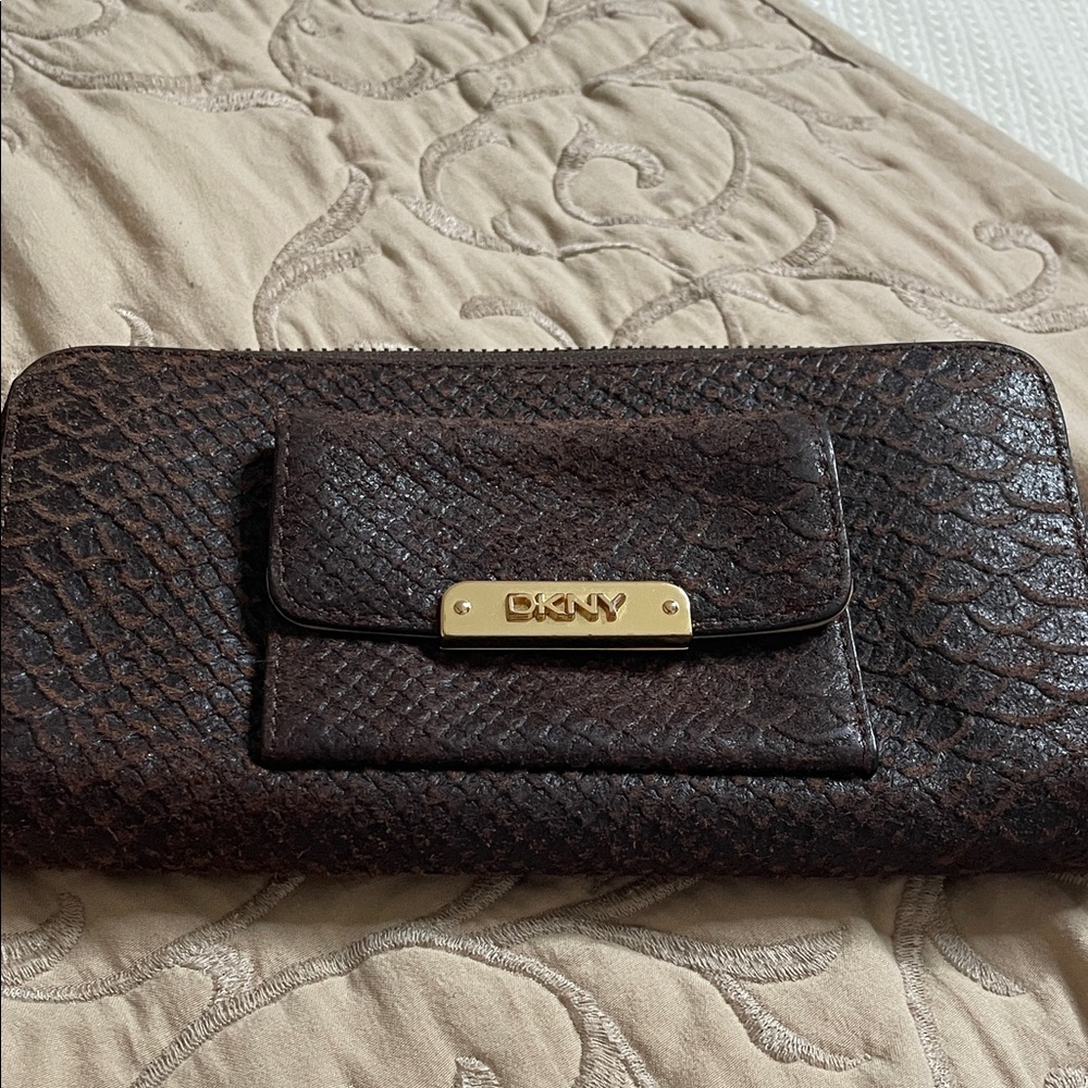 DKNY 100% genuine leather, this wallet is practically new, in great condition!